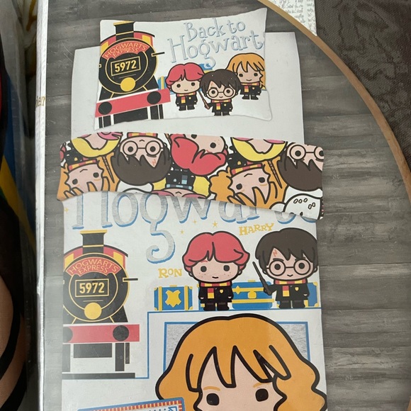 Harry Potter. Beautiful twin size duvet cover & pillowcase. 2 sets available - Picture 1 of 4